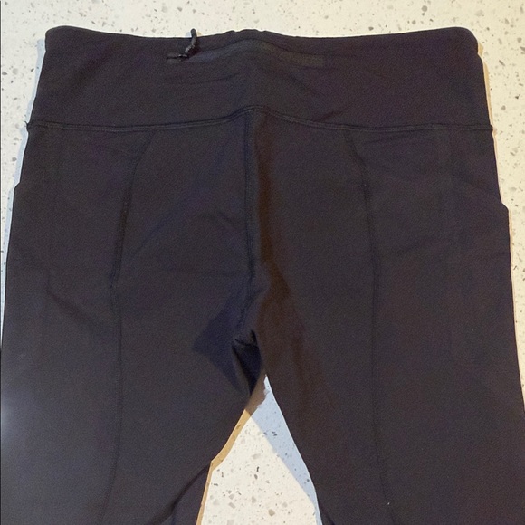 Black lululemon leggings with mesh detail and pockets size 8 - Picture 4 of 8